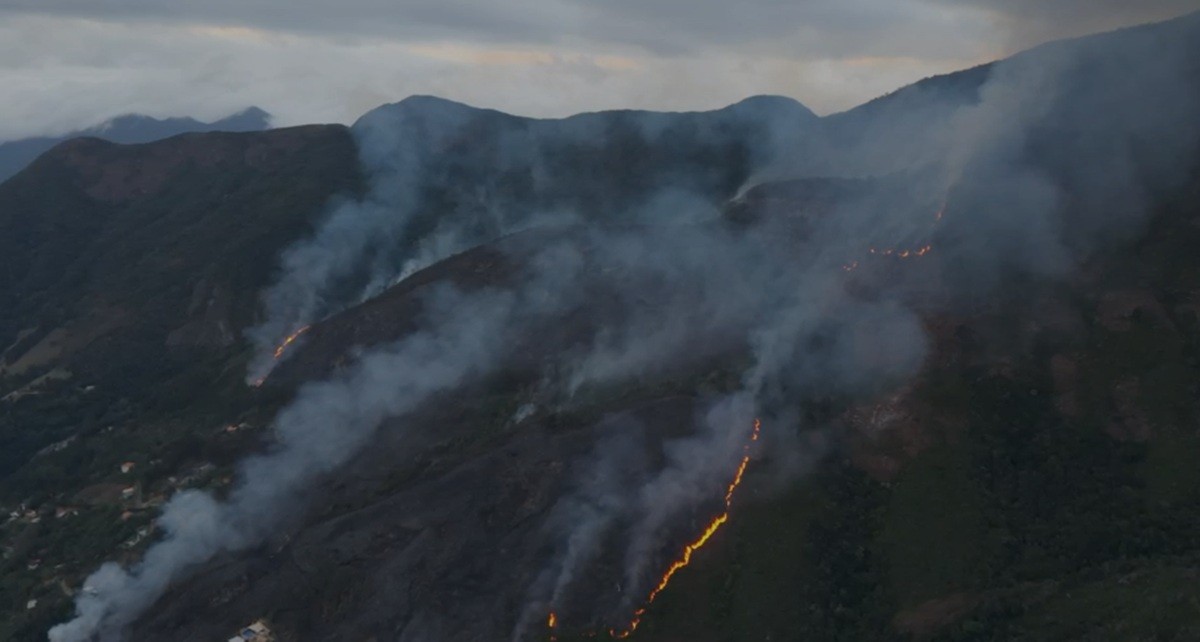 Incêndio no Pico da Caledônia, em Nova Friburgo, destrói área equivalente a 42 campos de futebol; VÍDEO