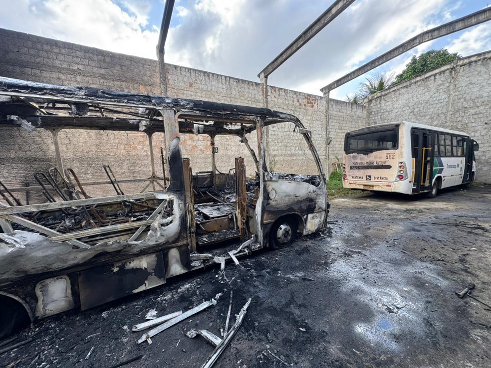 Fogo destruiu um micro-ônibus e atingiu a parte traseira de outro na Grande Natal — Foto: Sérgio Henrique Santos/Inter TV Cabugi