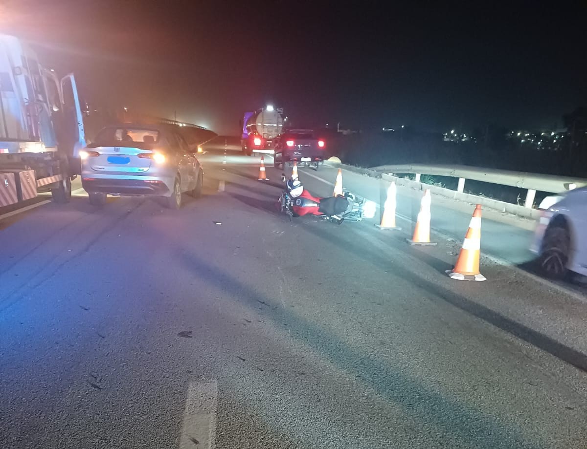 Motociclista fica gravemente ferida após bater em carro na BR-262, em Nova Serrana