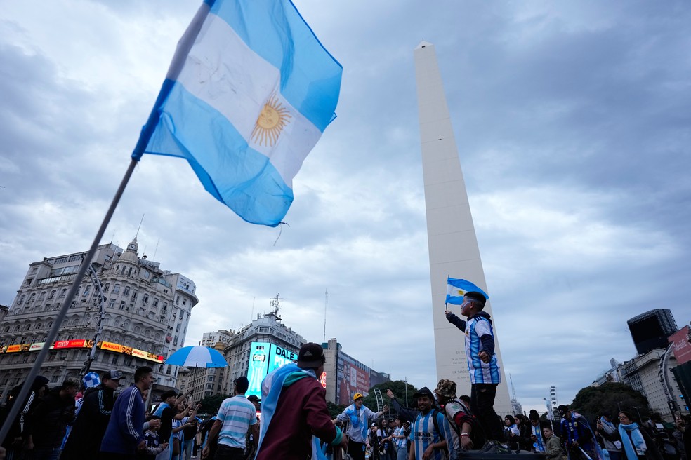 Torcedores assistem a jogo entre Argentina e Inglaterra em telão próximo ao Obelisco, em Buenos Aires — Foto: Natacha Pisarenko/AP Photo