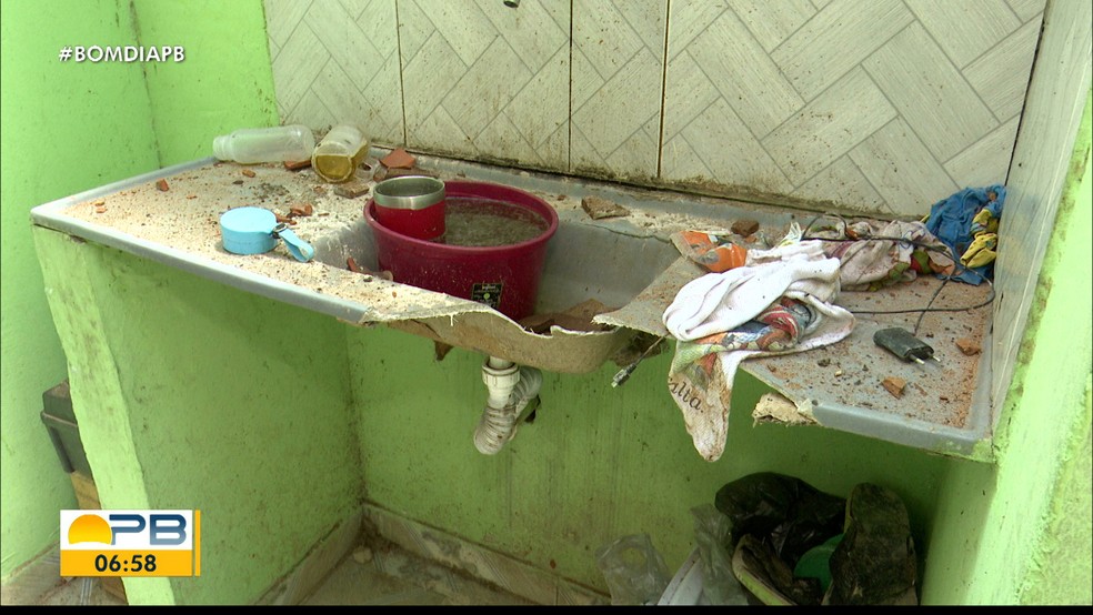 Casa ficou destruída após desabamento de muro de prédio — Foto: TV Cabo Branco/Reprodução
