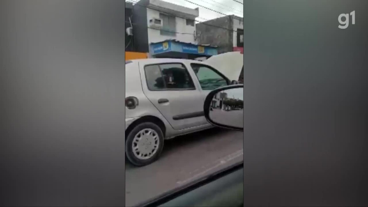 Vídeo flagra mulher dirigindo com capô do carro aberto, enquanto fala ao  celular, em Belém