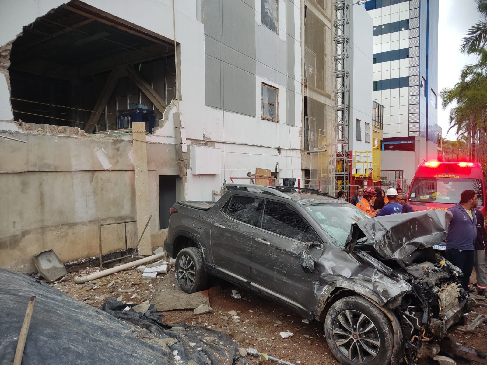 Motorista sofre mal súbito ao volante e carro atravessa obra de estacionamento em hotel em MG