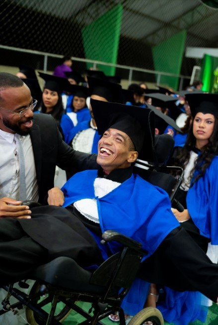 Estudante com paralisia cerebral cria TCC sobre IA e se forma no Sertão de Pernambuco