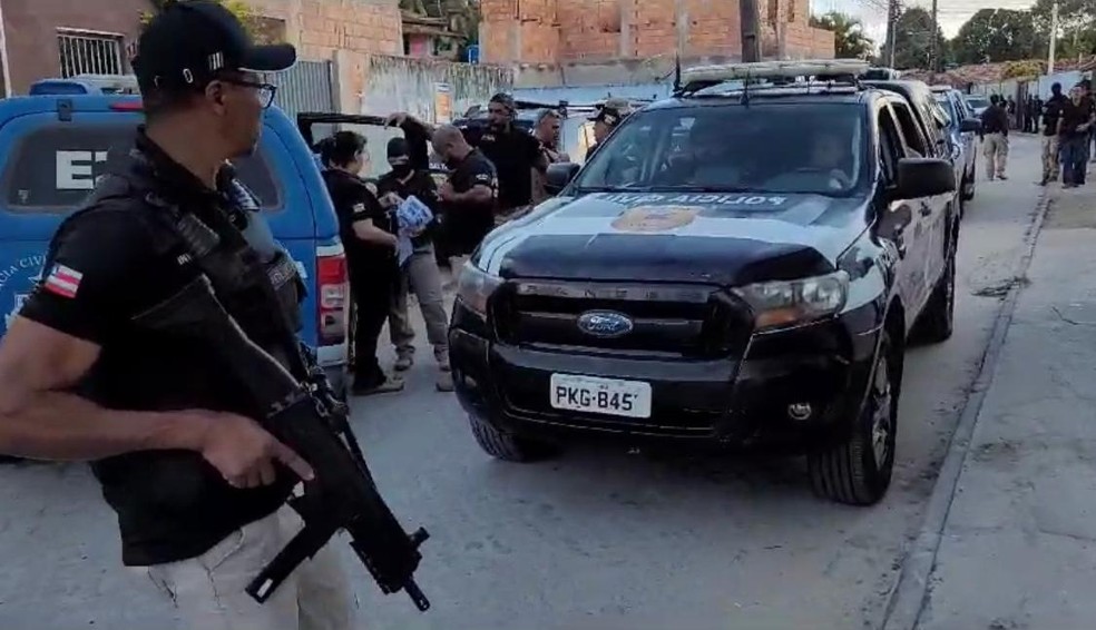 Seis pessoas são presas e 14 mandados de busca e apreensão são cumpridos em operação no extremo sul da Bahia — Foto: Polícia Civil