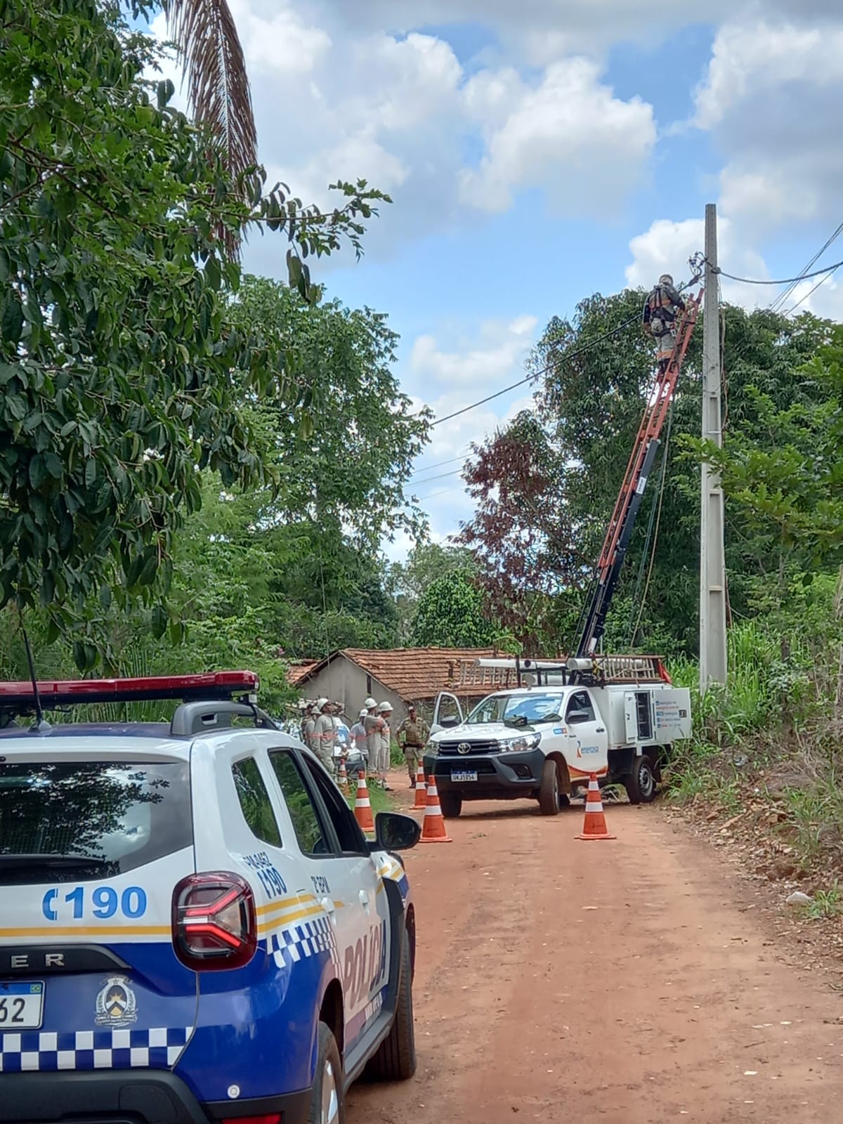 Operação encontra ligações clandestinas de energia que abasteciam mais de 300 casas 