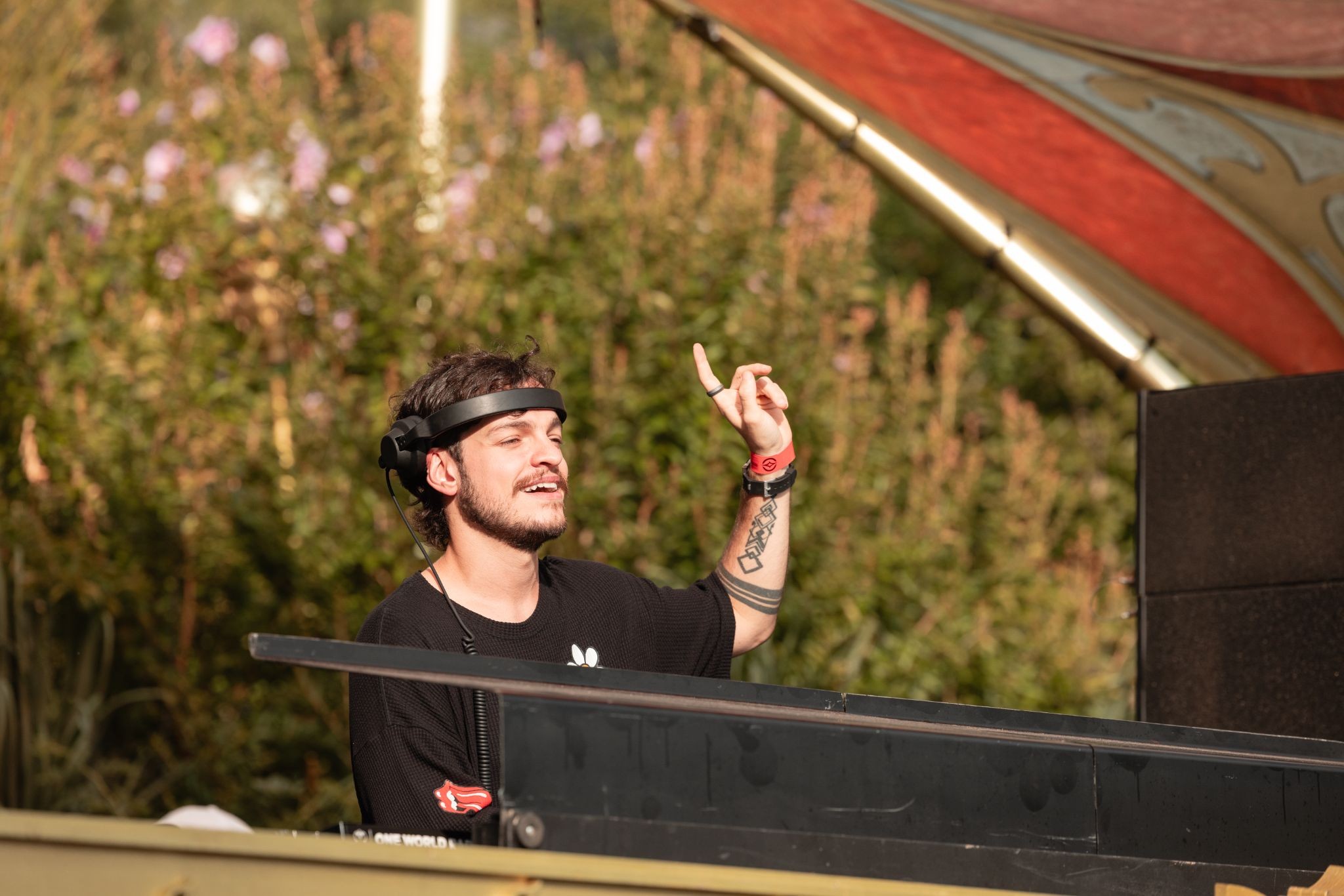 Com progressive house, DJ Bhaskar prepara set para tocar em palco inédito no Tomorrowland Brasil 2025