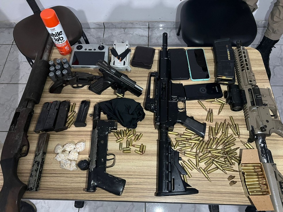 Armas e drogas foram apreendidas — Foto: CIPE/PM