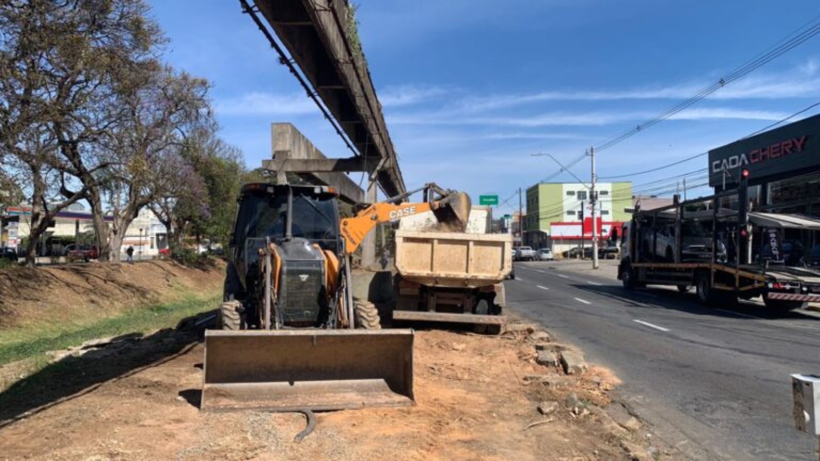 Obras de revitalização da Av. João Pinheiro em Poços seguem em ritmo avançado