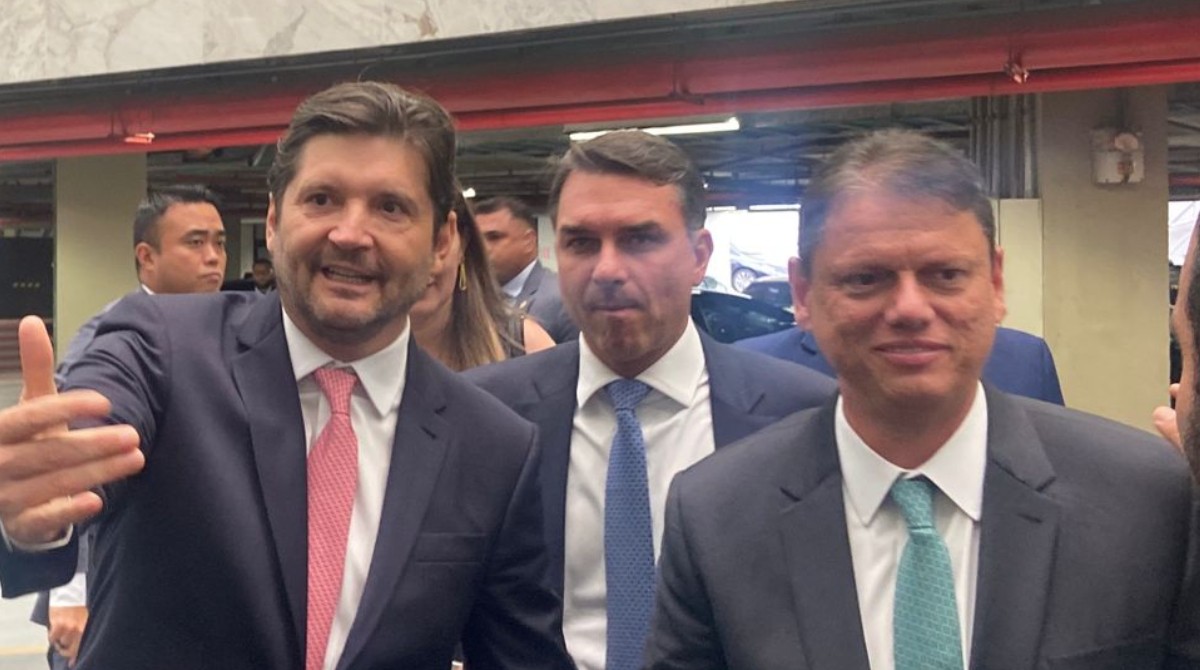 Tarcísio e Flávio se encontram para discutir eleição, no 1º encontro em SP após o filho de Bolsonaro se lançar à Presidência