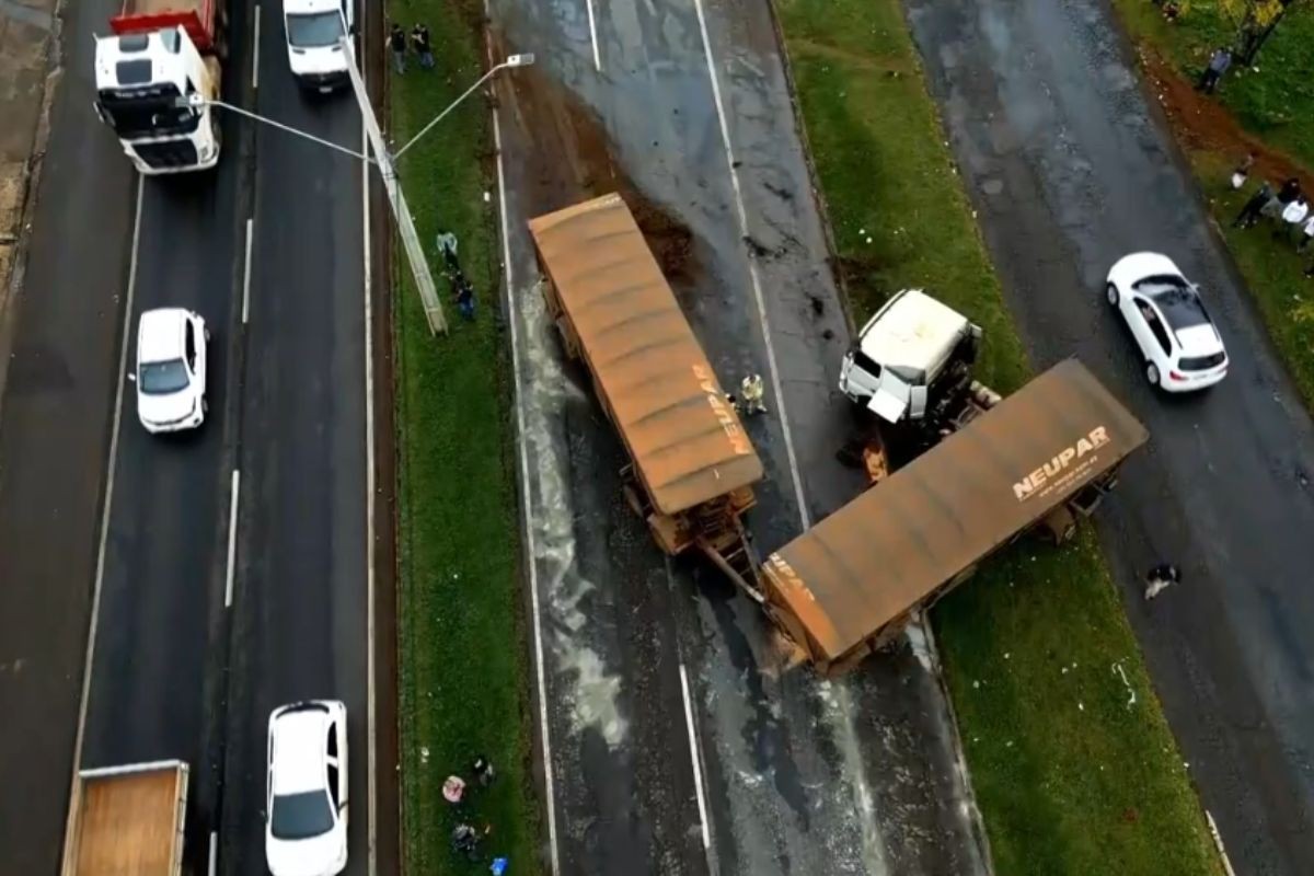 Carreta é apreendida, perde o freio enquanto era levada para Receita Federal e bloqueia rodovia, no PR