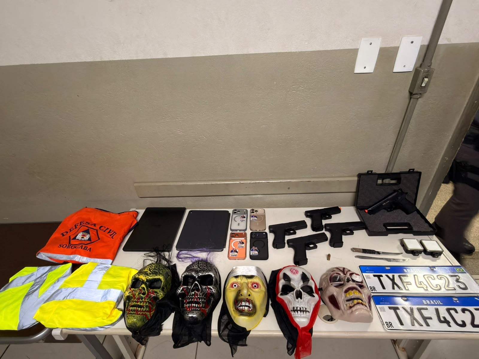 Dupla suspeita de atirar contra participantes da 'Marcha para Jesus' é presa com armas de airsoft, facas e máscaras em Piracicaba