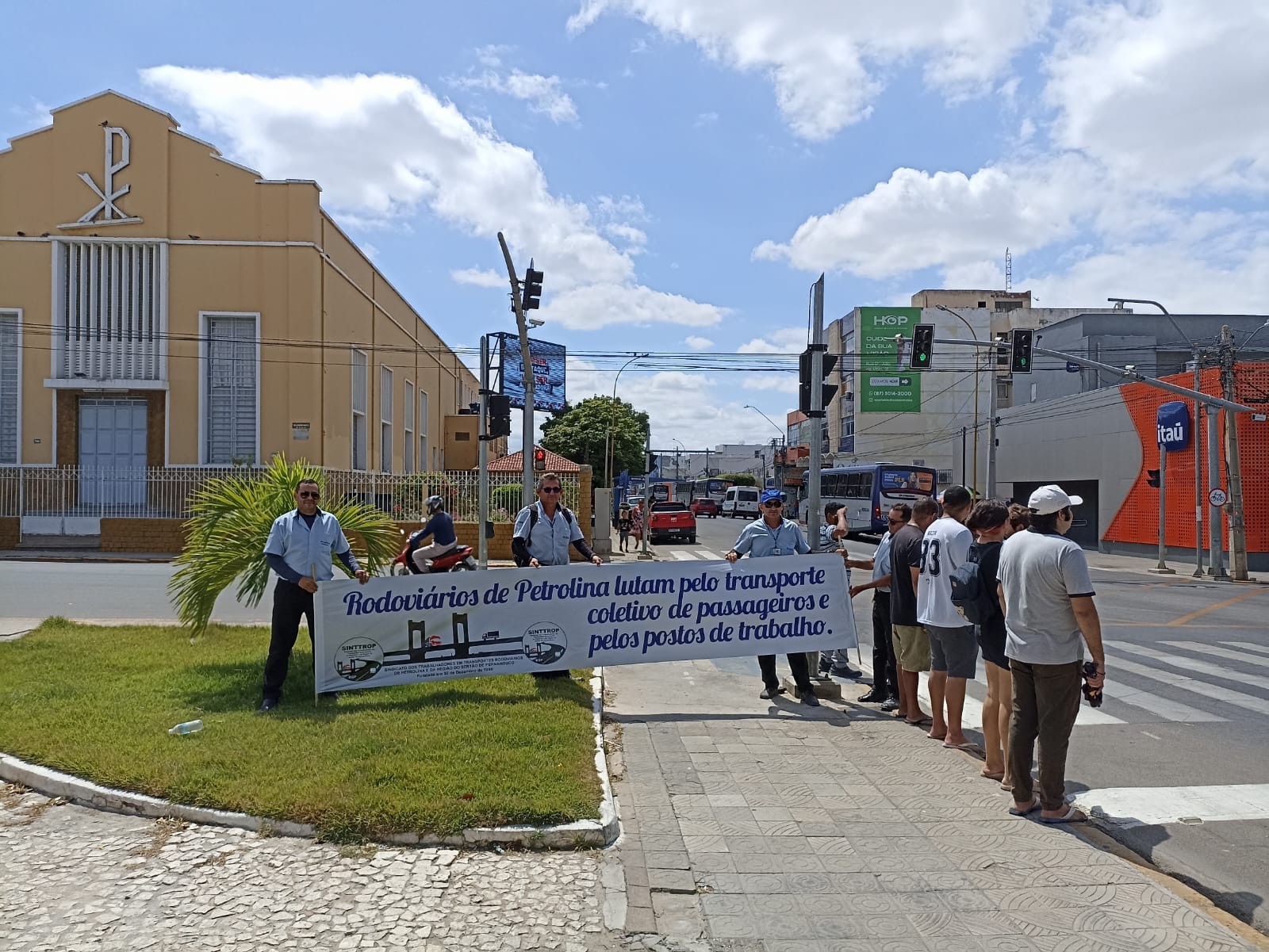 Motoristas de ônibus fazem protesto no centro de Petrolina 