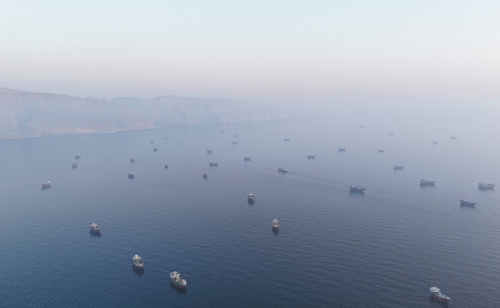 Uma imagem feita por drone mostra embarcações no Estreito de Ormuz, a partir de Musandam, Omã, em 15 de junho de 2026 — Foto: Stringer/Reuters