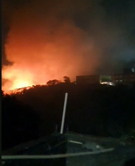 Incêndio em vegetação é controlado após colocar casas em risco no bairro Tupi B 