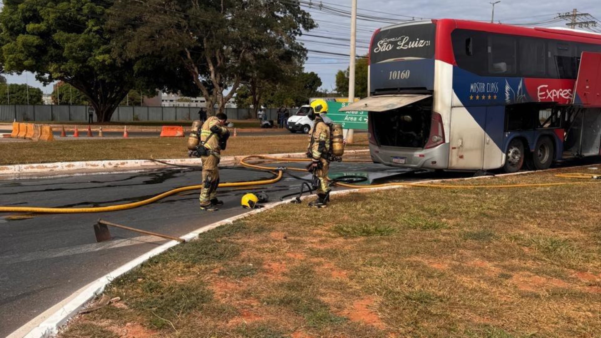 VÍDEO: ônibus de turismo com 40 passageiros é atingido por incêndio em Brasília; ninguém se feriu