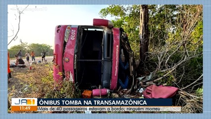 Ônibus com mais de 40 passageiros tomba e deixa feridos na BR-230