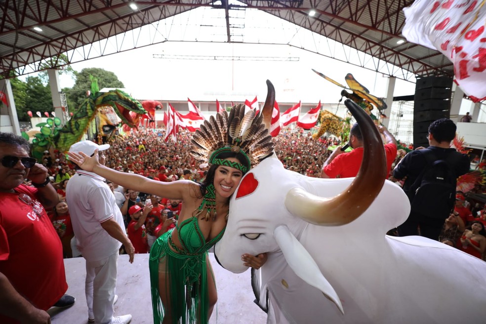 Isabelle Nogueira com o Boi Garantido — Foto: Márcio Azevedo/Secom