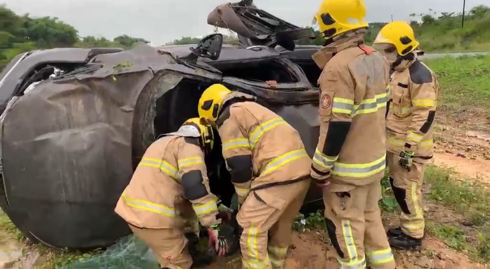 Carro capota e deixa três mulheres feridas na BR-101  em Maruim