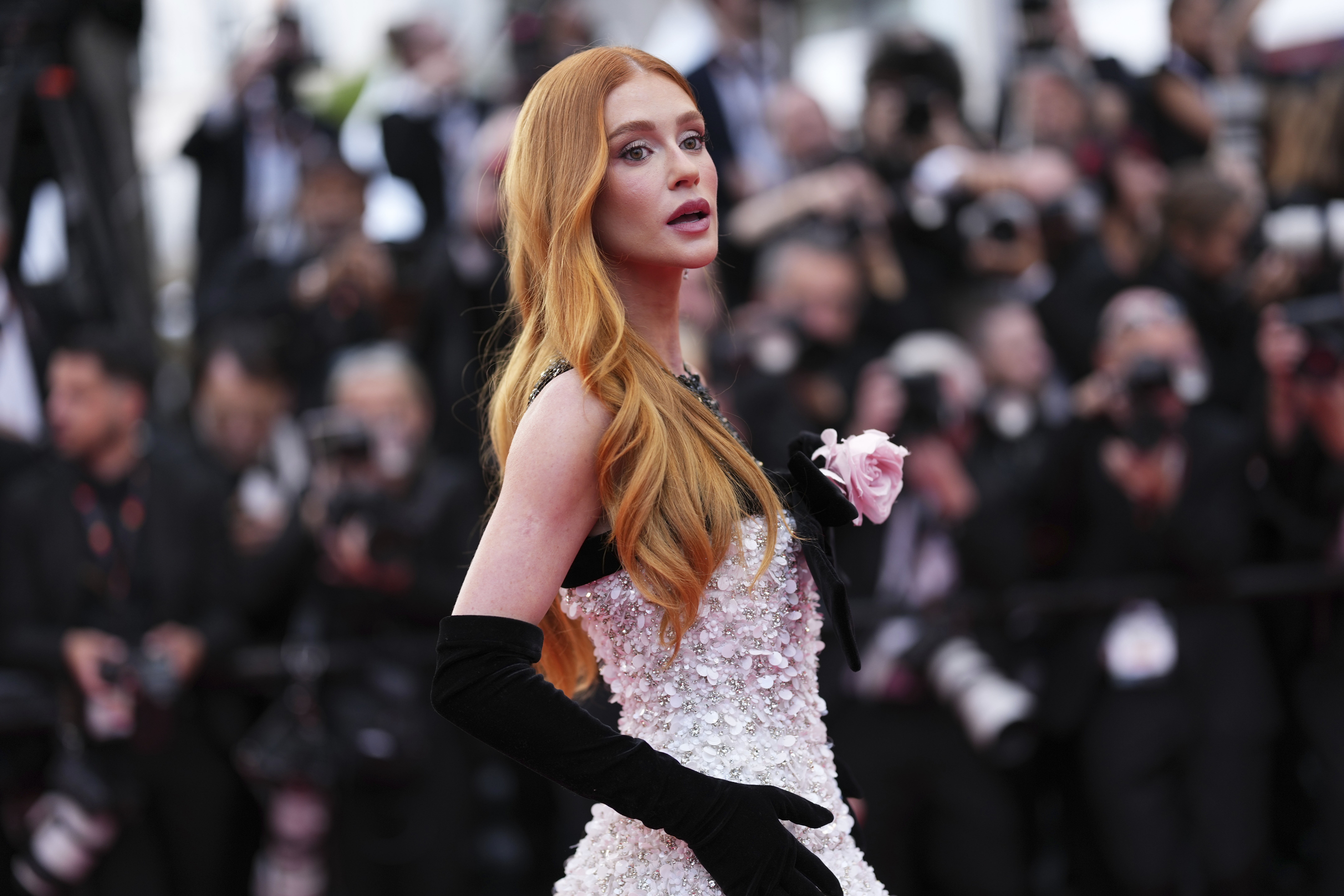 Marina Ruy Barbosa posa no tapete vermelho do festival de Cannes