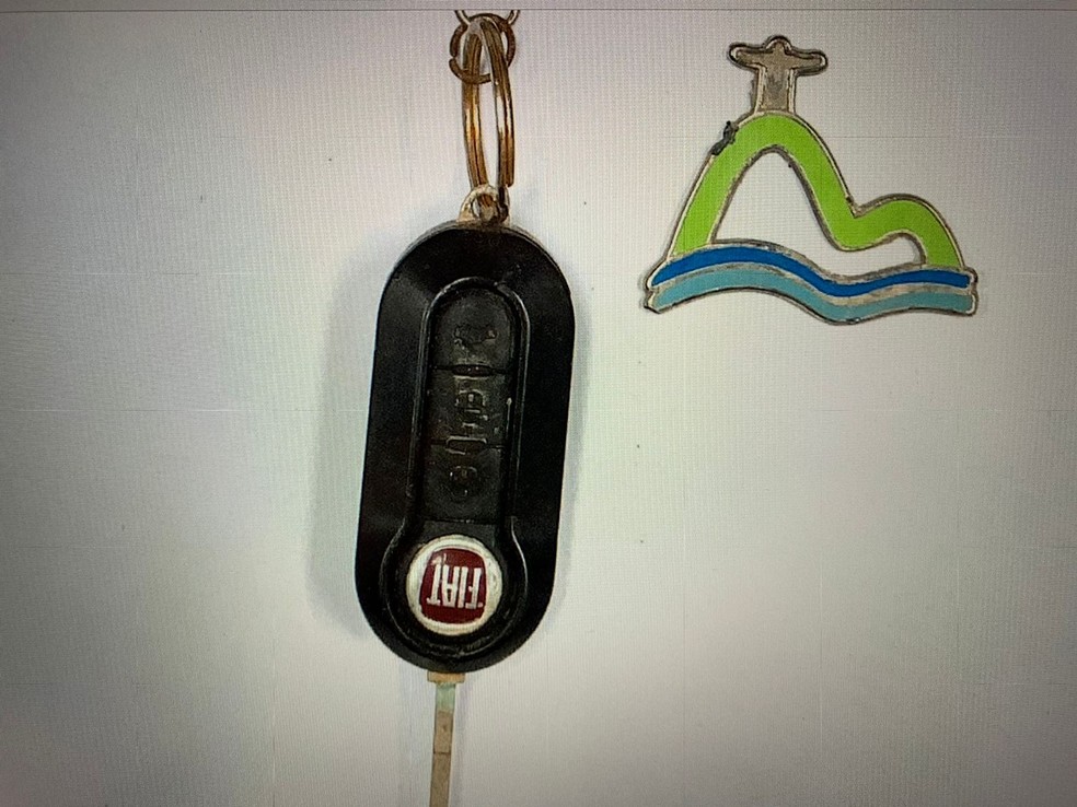 A chave do carro que transportou o corpo de Cecília Haddad e que foi encontrada a cerca de 10 metros de profundidade num rio na Austrália — Foto: Reprodução
