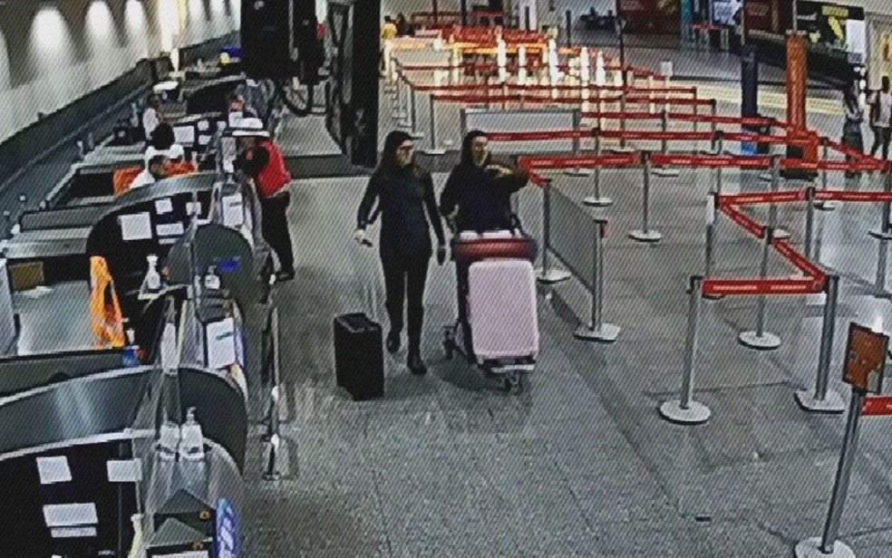 Kátyna Baía e Jeanne Paollini no aeroporto de Guarulhos, em São Paulo — Foto: Reprodução/TV Anhanguera