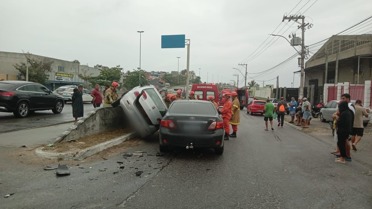 Carros se envolvem em batida durante manobra na ponte Deputado Wilson Mendes, em São Pedro da Aldeia