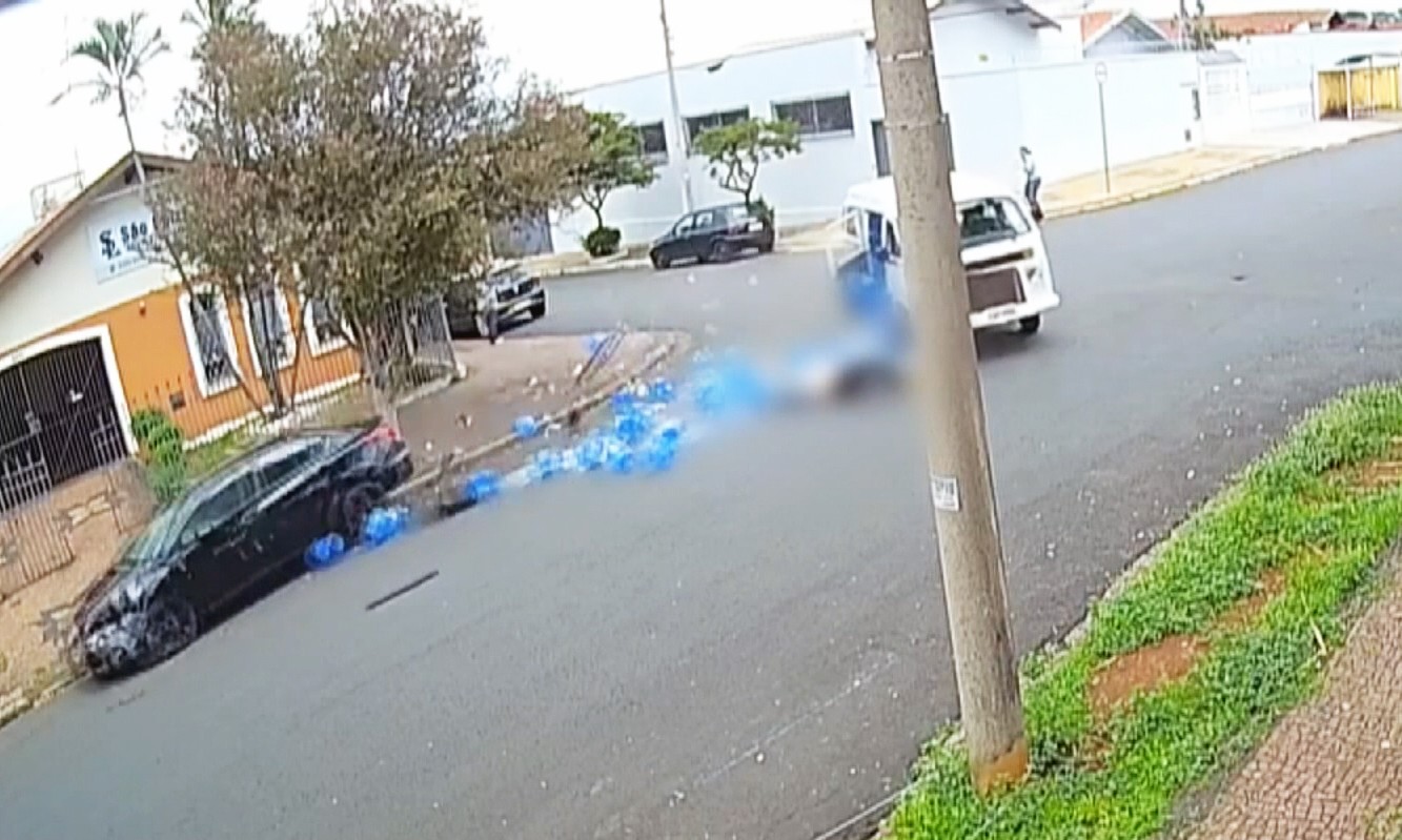 VÍDEO: motorista é arremessado de perua durante acidente em Piracicaba