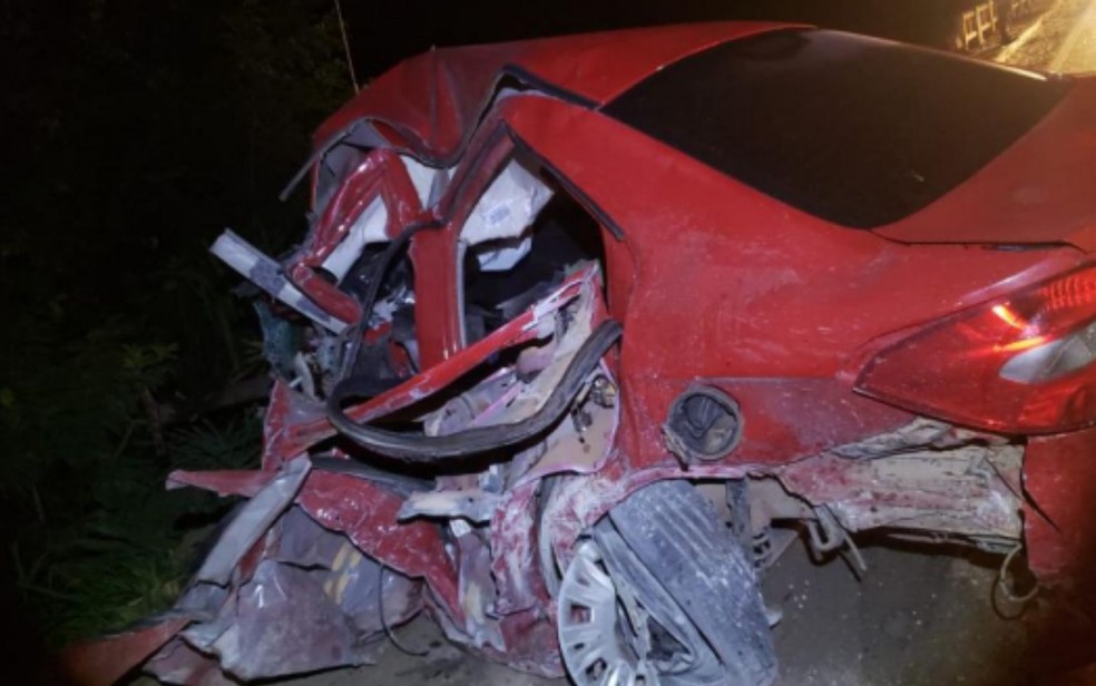 Carro do pastor Arnaldo Moreira, de 56, que morreu em um acidente na GO-060, entre Santa Bárbara de Goiás e Claudinápolis, Goiás — Foto: Reprodução/PM