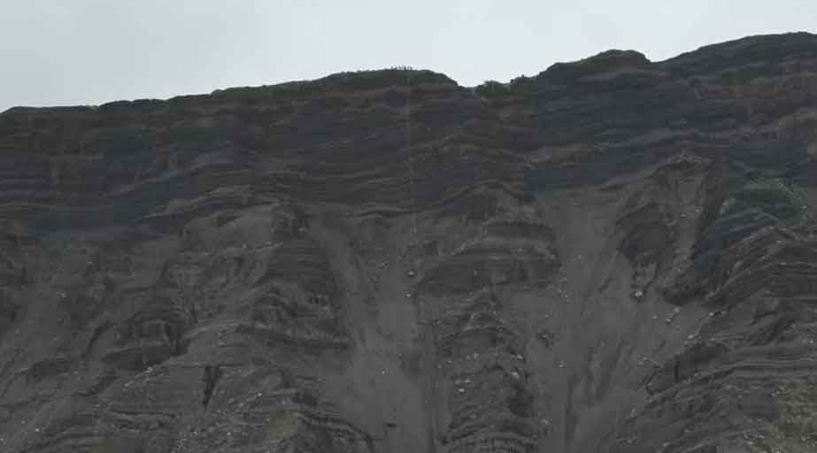 Vídeo mostra todo o abismo onde Juliana Marins caiu e o corpo sendo içado sobre pedras do Rinjani