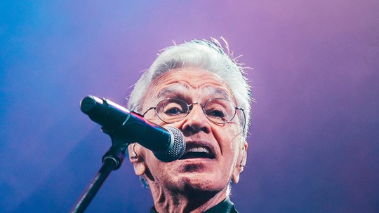Caetano Veloso espreita a longevidade familiar ao festejar 83 anos, em cena, alinhado com a nova era dos festivais -
