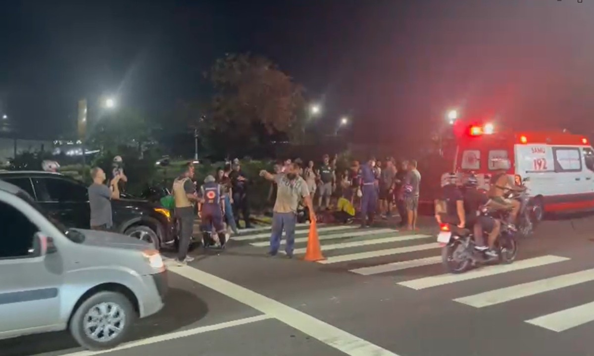 Acidente entre carro e motos deixa feridos e causa lentidão no trânsito em avenida de Manaus