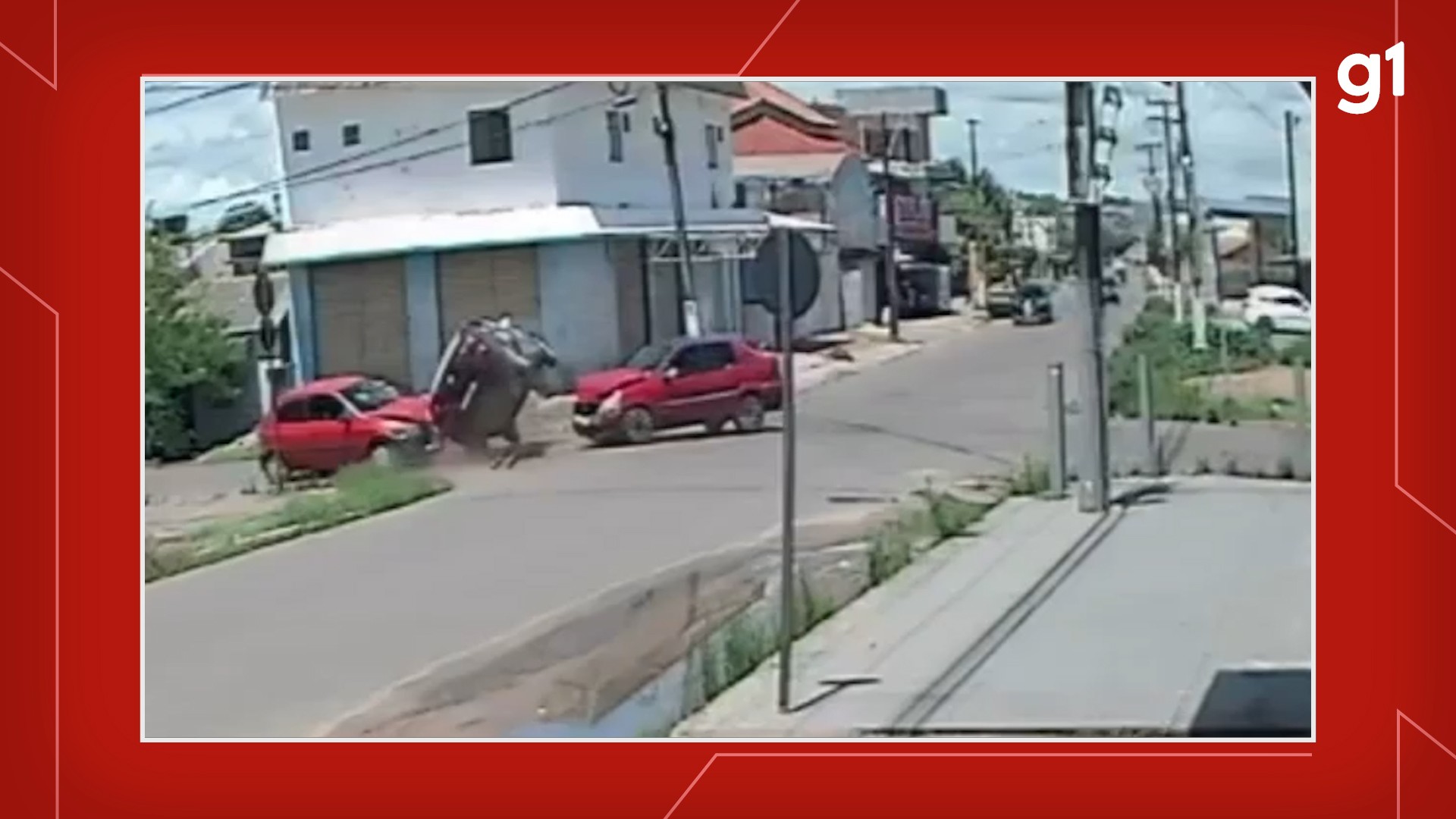 VÍDEO: câmeras de segurança registram acidente envolvendo três veículos no bairro Santíssimo, em Santarém