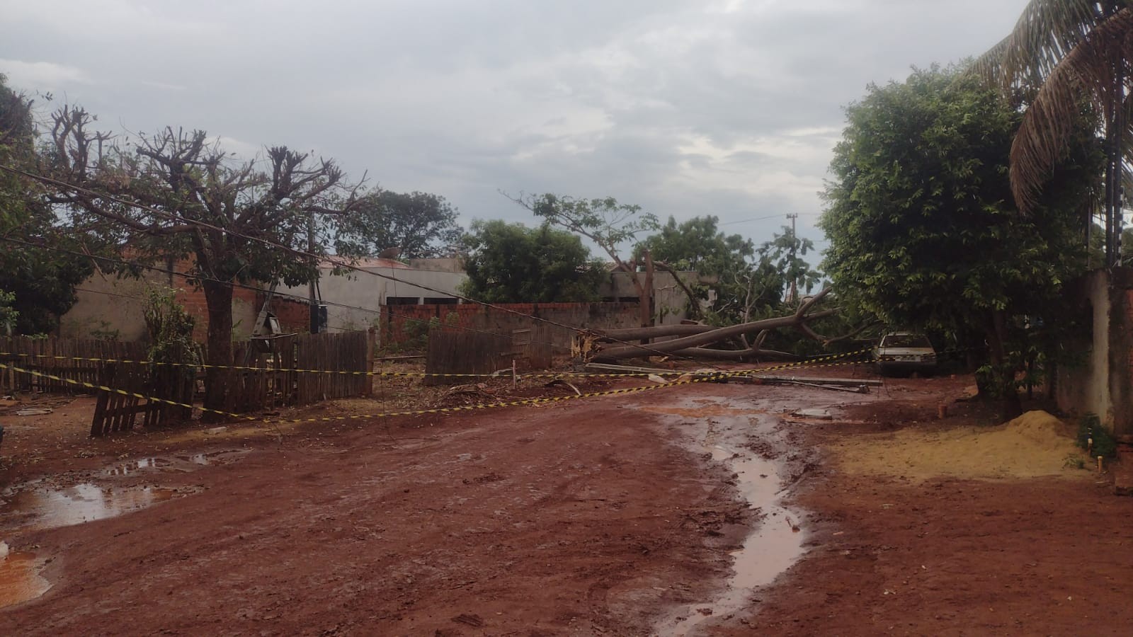 Temporal derruba telhado e assusta moradores em Tangará da Serra (MT); veja vídeos  