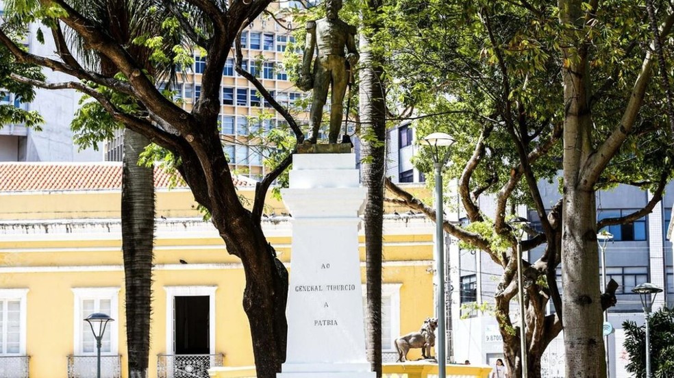 Estátua do General Tibúrcio, na Praça dos Leões, no Centro de Fortaleza. — Foto: Thiago Gadelha/Sistema Verdes Mares