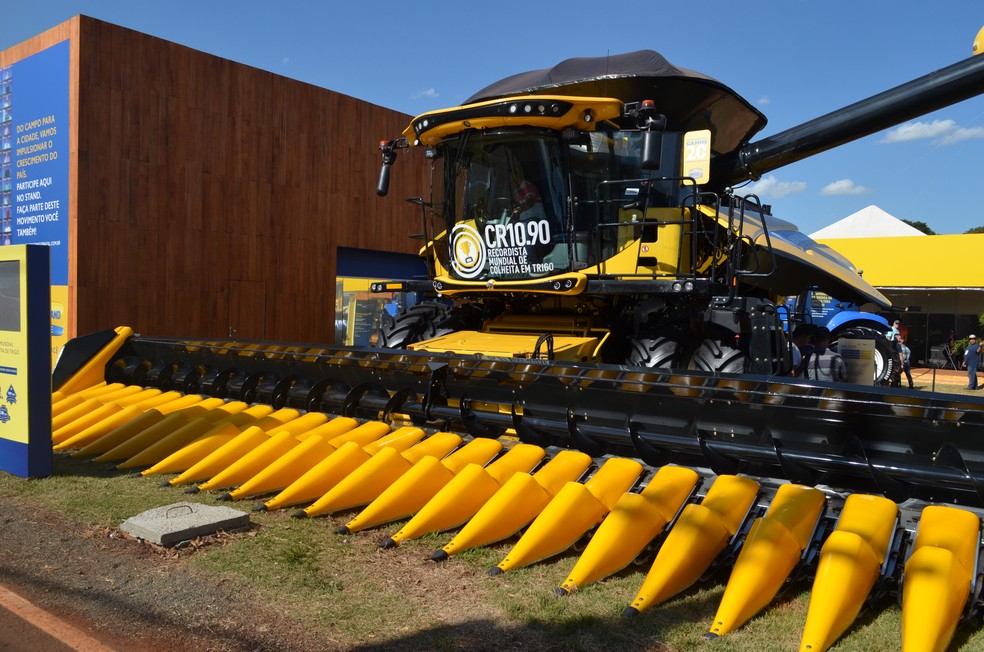 Trator que anda sozinho sai da sede da fazenda e trabalha na lavoura por 24  horas, Agrishow 2017