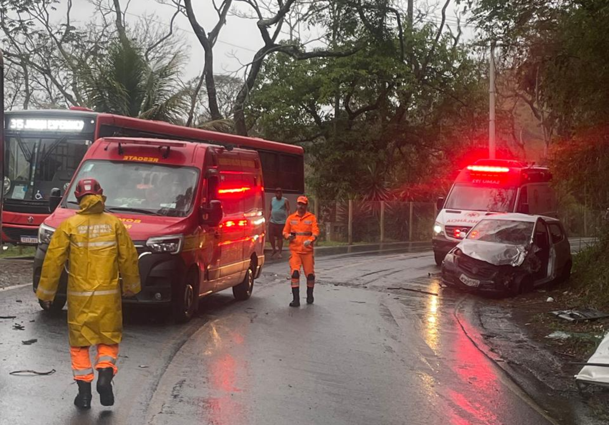 Acidente entre carro e ônibus deixa 4 pessoas feridas na Estrada União Indústria, em Juiz de Fora