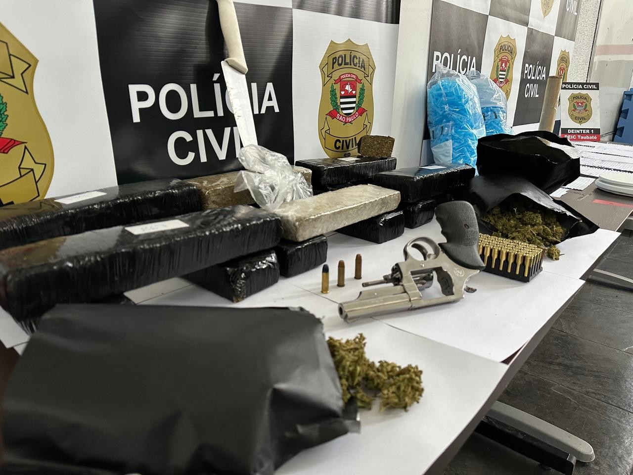 Homem é preso com arma e tijolos de maconha em Taubaté