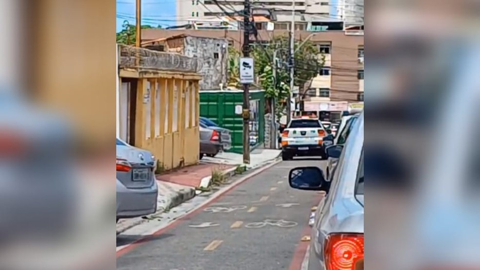 Carro da Pefoce é visto em ciclofaixa de Fortaleza. Entenda o que o Código de Trânsito diz sobre o caso. — Foto: Reprodução