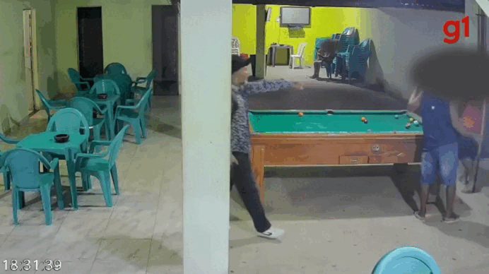 VÍDEO: Homem se identifica como policial e mata cliente de bar a tiros em distrito de Resplendor