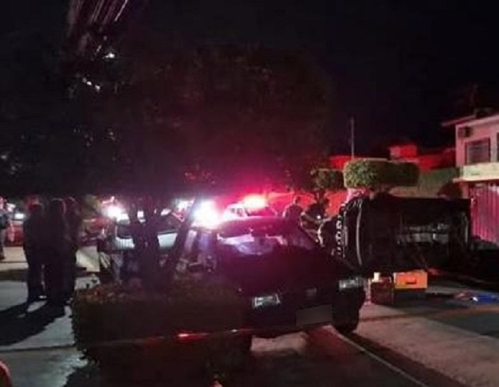 Carro capota e deixa motorista ferido na Vila Machadinho, em Presidente Prudente — Foto: Redes sociais