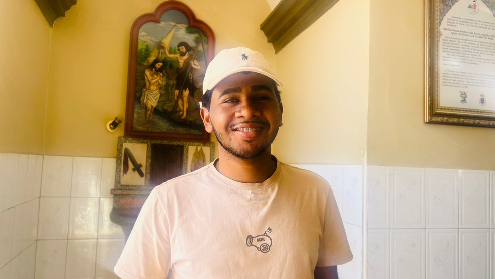 Fernando Silva, de 19 anos, conta que herdou a fé em Padre Cícero dos avós. — Foto: Darlene Barbosa/Sistema Verdes Mares