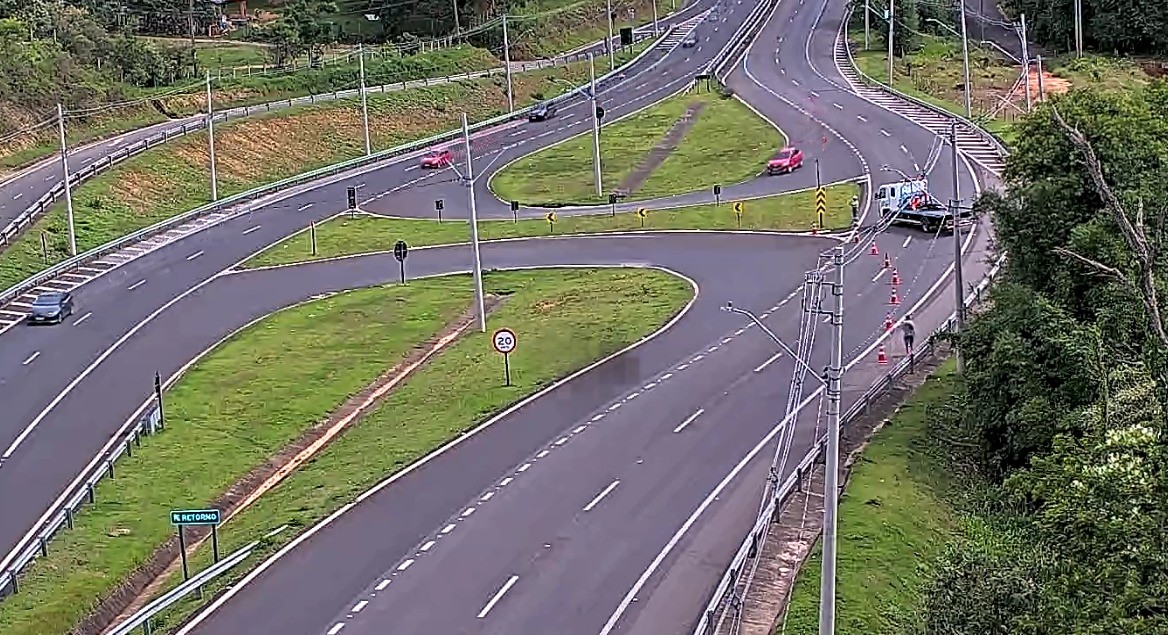 Carreta com 25 toneladas de maionese tomba e interdita Rodovia dos Agricultores, em Valinhos