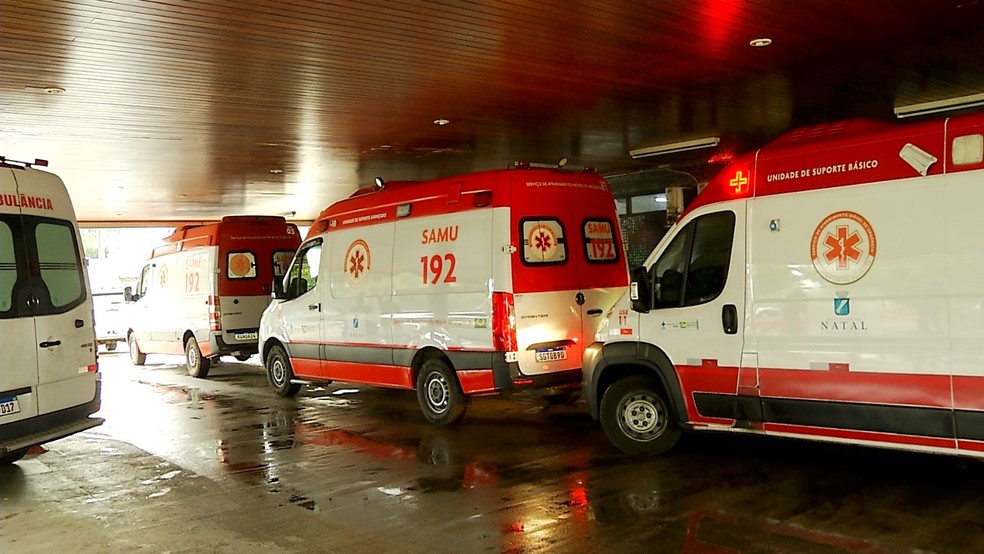 Ambulâncias do Samu retidas no Hospital Walfredo Gurgel, em Natal — Foto: Inter TV Cabugi/Reprodução