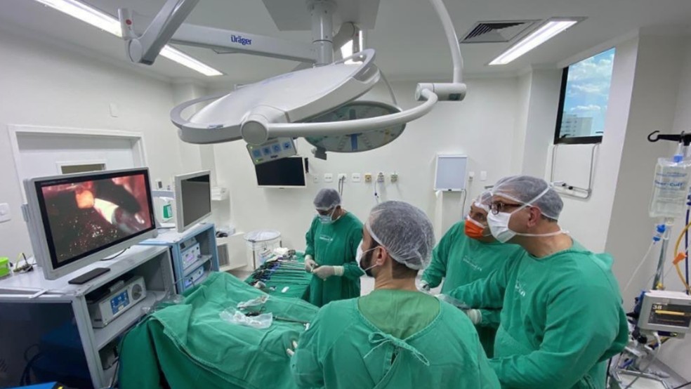 Dr. Hélder, Dr. Carlos e Dr. Allan, do IHP, em cirurgia minimamente invasiva com Dr. Anuar Mitre, do Hospital Sírio-Libanês — Foto: Crédito: Divulgação