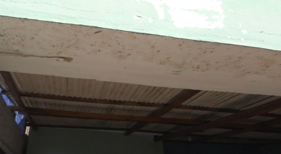 Água chegou até parte superior de portão em casa de Campina Grande, após rompimento — Foto: TV Paraíba