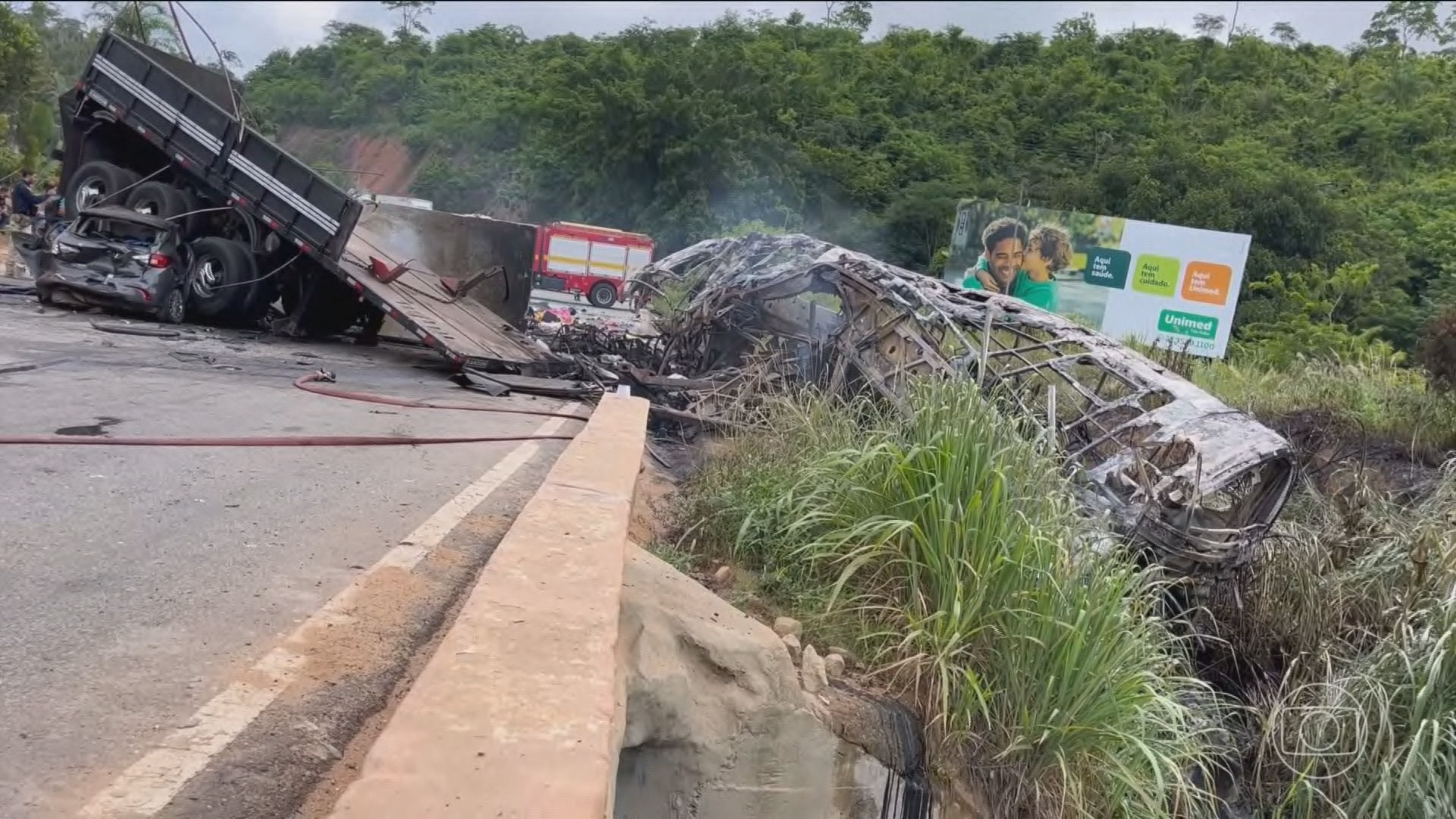 Motorista suspeito de provocar acidente com dezenas de mortos em MG se apresenta à polícia