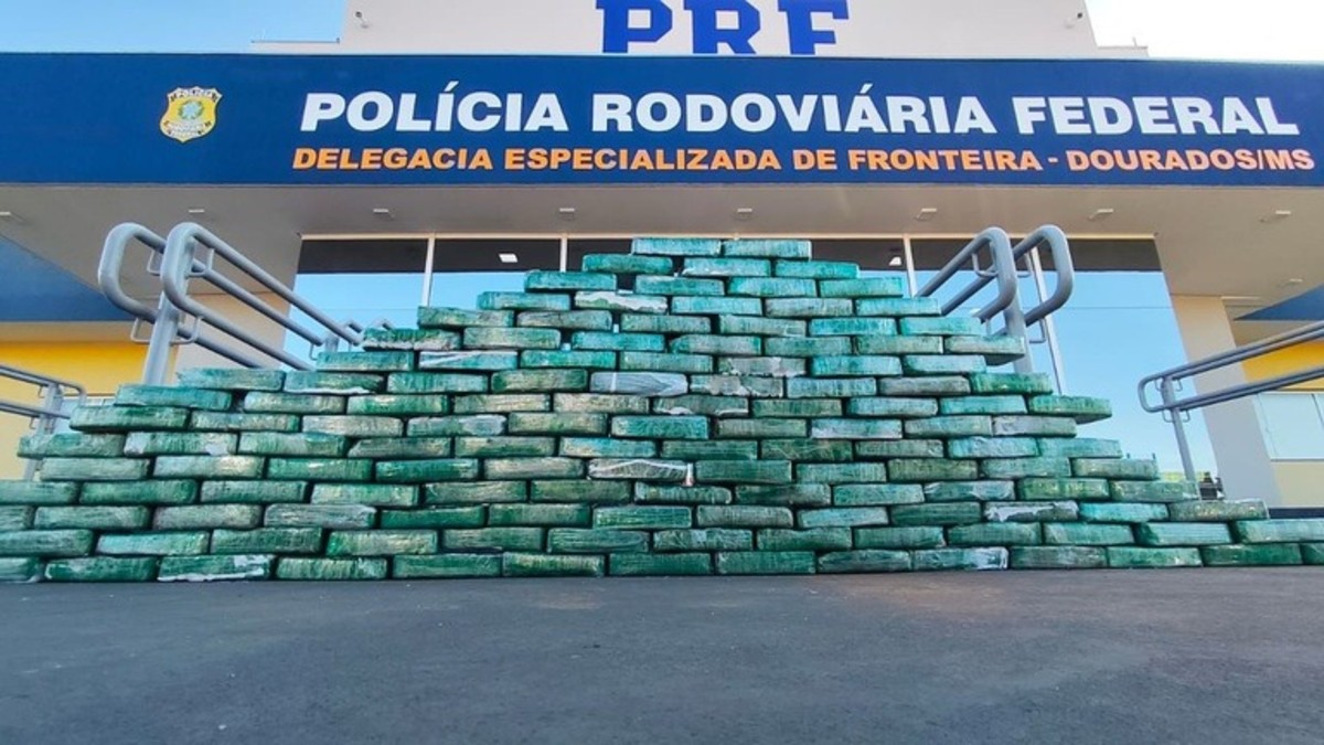 Nervosismo de motorista leva PRF a encontrar 309 kg de cocaína escondidos em caminhão em MS