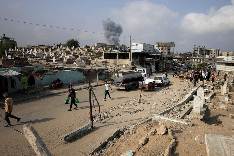 Fumaça é vista na Cidade de Gaza após bombardeio de Israel, em 13 de agosto de 2025. — Foto: Dawoud Abu Alkas/ Reuters