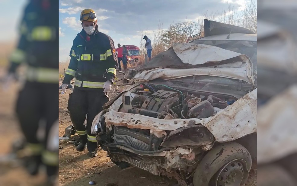 Motorista morre aps picape sair da pista e capotar na GO-446, em Posse  Foto: Divulgao/Corpo de Bombeiros